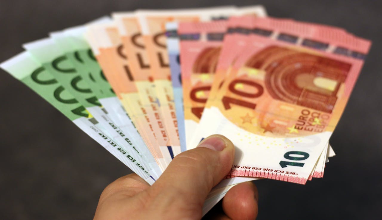 Ce rată plătesc românii în medie pentru o mașină nouă în 2024?